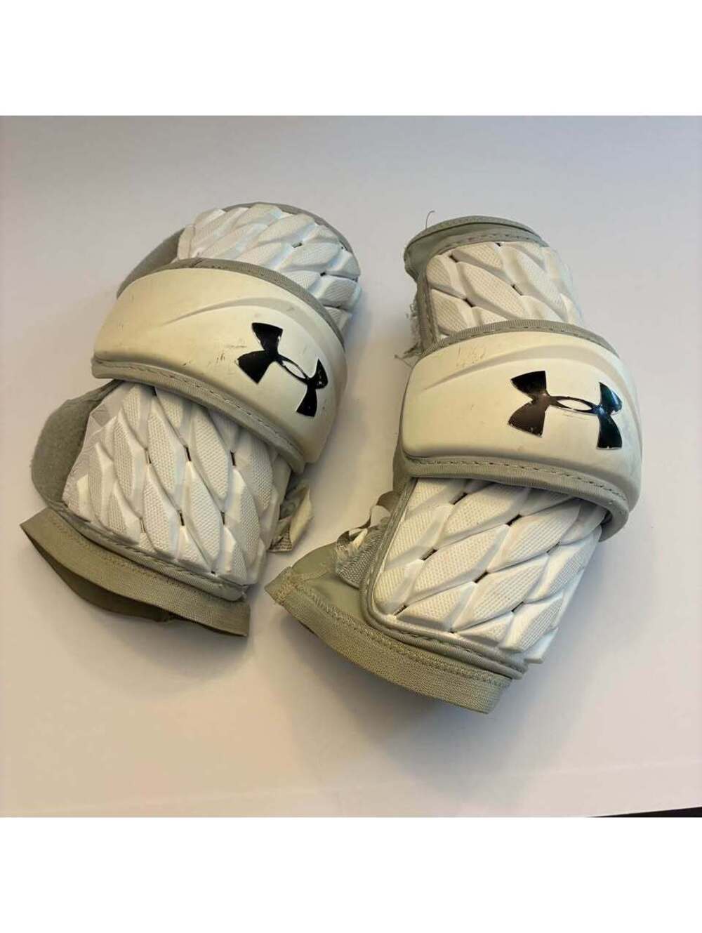 Under Armour VFT+ 3 Lacrosse Arm Guards Pads White Gray Adult Medium Pair